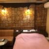 HOTEL アムール(台東区/ラブホテル)の写真『205号室　ソファーとベッド』by みこすりはん