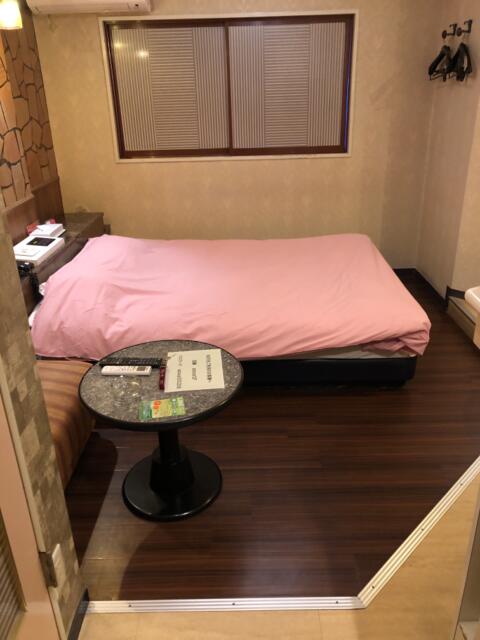 HOTEL アムール(台東区/ラブホテル)の写真『205号室　部屋全体　一段低くなってます。』by みこすりはん