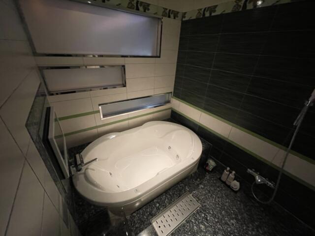 ホテル PASHA(パシャ)(新宿区/ラブホテル)の写真『606号室　浴室スペースは広いですが、浴槽は狭めに感じます』by ぴろりん