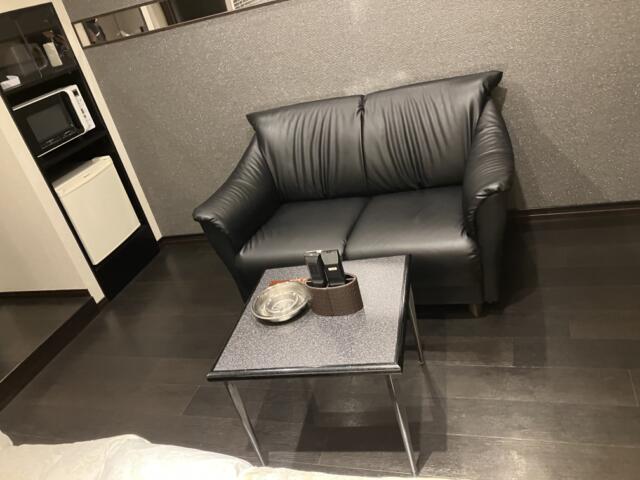 ホテル グッドワン(さいたま市大宮区/ラブホテル)の写真『206号室　ソファーとテーブル』by サトナカ