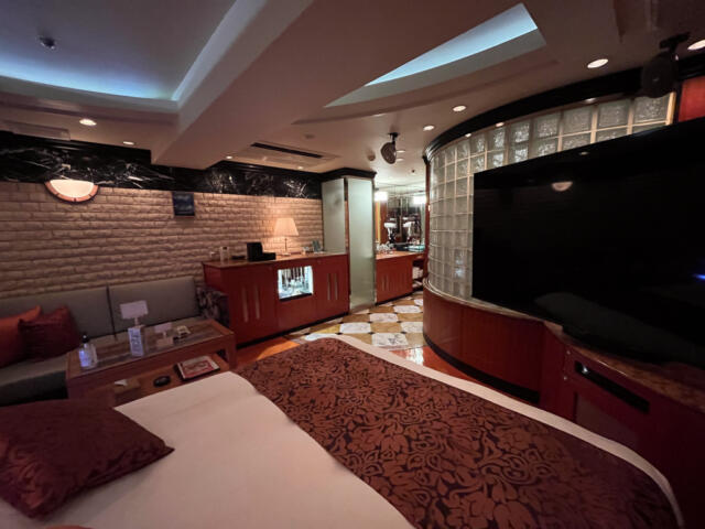 HOTEL SULATA渋谷道玄坂(渋谷区/ラブホテル)の写真『211号室　全景』by INA69