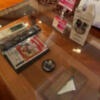 HOTEL SULATA渋谷道玄坂(渋谷区/ラブホテル)の写真『211号室　ガラステーブルの上のリモコンなど』by INA69