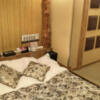 HOTEL SARA sweet（サラスイート）(墨田区/ラブホテル)の写真『203号室 ベッド周辺（４）』by 午前３時のティッシュタイム
