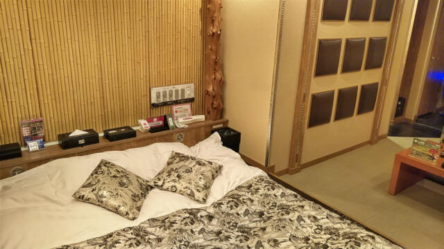HOTEL SARA sweet（サラスイート）(墨田区/ラブホテル)の写真『203号室 ベッド周辺（４）』by 午前３時のティッシュタイム