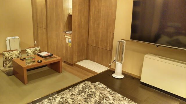 HOTEL SARA sweet（サラスイート）(墨田区/ラブホテル)の写真『203号室 ベッド周辺（３）』by 午前３時のティッシュタイム