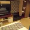 センチュリー(千葉市中央区/ラブホテル)の写真『102号室　ベッド廻り　一応これでもラグジュアリーと言う位置付けの部屋になります。浴槽によって違う形ですかね、価格帯は。』by K61