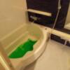 センチュリー(千葉市中央区/ラブホテル)の写真『102号室　浴室　ラグジュアリークラスの浴室です。シングル、ダブルとなるとこれより悪くなります。このクラスから何とか2人で浸かれるかな。緑色は入浴剤。』by K61