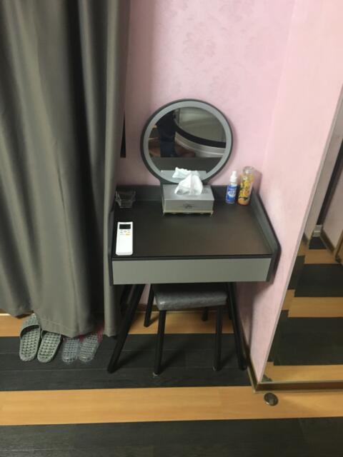 AKARENGA HOUSE（レンタルルーム）(荒川区/ラブホテル)の写真『301号室　テーブル、鏡』by ちげ