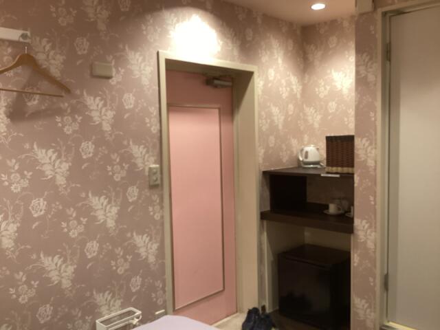 ホテル1987(新宿区/ラブホテル)の写真『402号室 ベッド枕元から見た室内』by ACB48