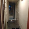SARA五反田(品川区/ラブホテル)の写真『503号室 玄関のドア開けてすぐの景色。突き当りがバスルーム。その手前右に室内への扉、玄関左にトイレの扉。』by なめろう
