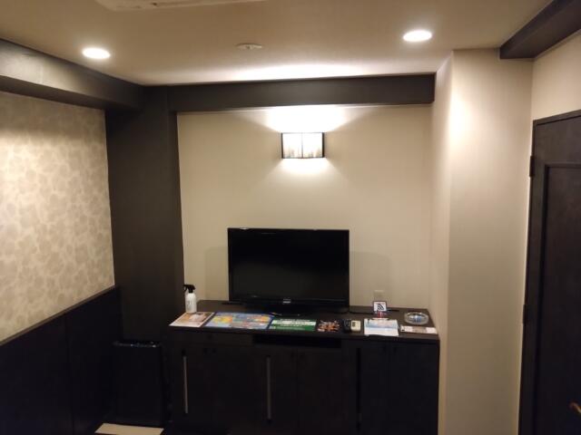 HOTEL K Omiya(さいたま市大宮区/ラブホテル)の写真『307号室　ベッドから部屋半分を撮る』by beat takeshi