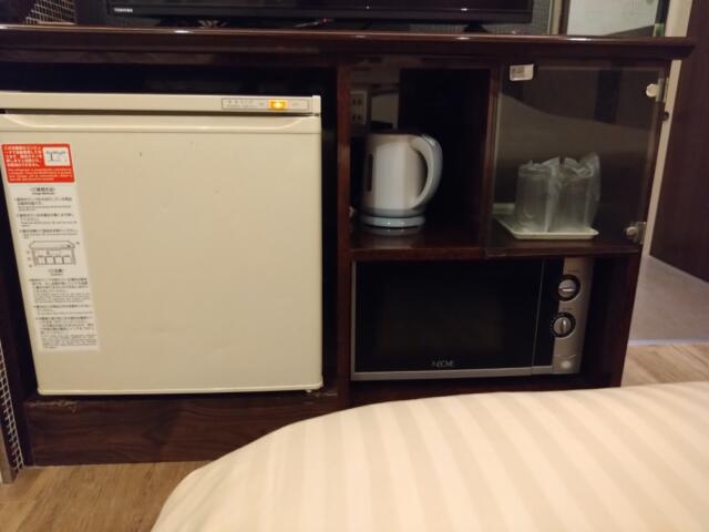 Hotel Let's(ホテル レッツ)(さいたま市大宮区/ラブホテル)の写真『307号室　冷蔵庫とポットなど』by beat takeshi