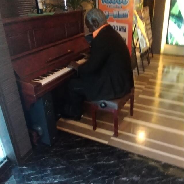 HOTEL St.PAULIA（セントポーリア）本庄(本庄市/ラブホテル)の写真『エントランス(ピアノを弾く黒人)』by どらねこどらどら