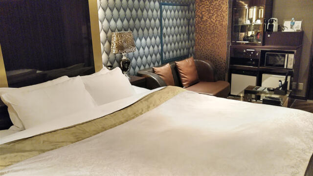 HOTEL GRANSKY（グランスカイ）(墨田区/ラブホテル)の写真『202号室 ベッド周辺（４）』by 午前３時のティッシュタイム