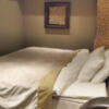 HOTEL GRANSKY（グランスカイ）(墨田区/ラブホテル)の写真『202号室 ベッド周辺（１）』by 午前３時のティッシュタイム