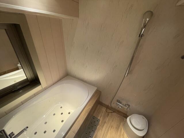 HOTEL SULATA渋谷道玄坂(渋谷区/ラブホテル)の写真『302号室　浴室　床がフローリングのようになってます』by ぴろりん