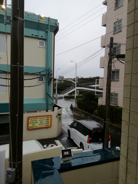 555motel湘南(藤沢市/ラブホテル)の写真『110号室、窓からの景色です。(24,2)』by キジ