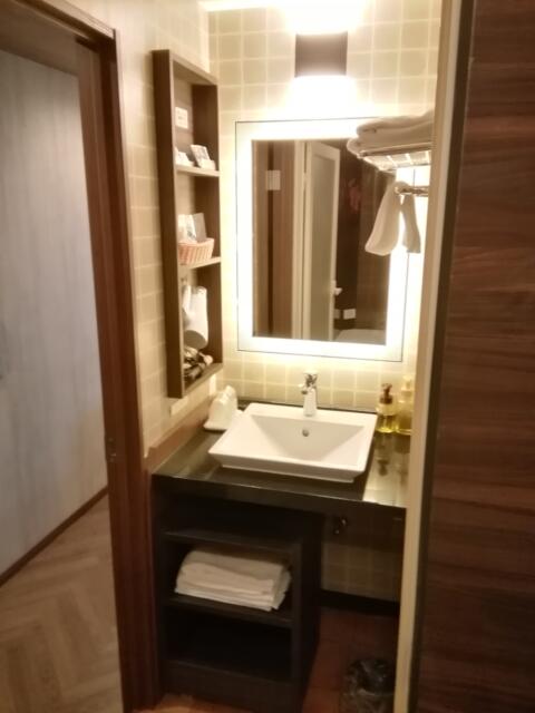 555motel湘南(藤沢市/ラブホテル)の写真『110号室、洗面所です。(24,2)』by キジ