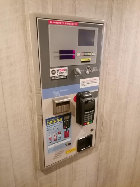 555motel湘南(藤沢市/ラブホテル)の写真『110号室、自動精算機です。(24,2)』by キジ