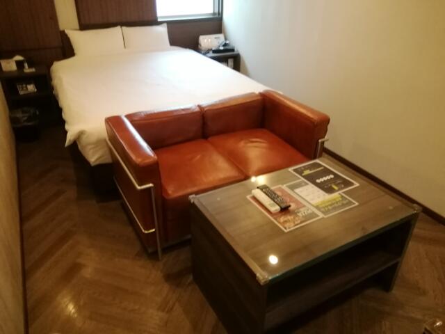 555motel湘南(藤沢市/ラブホテル)の写真『110号室、応接セットとベッドです。(24,2)』by キジ