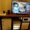 555motel湘南(藤沢市/ラブホテル)の写真『110号室、TVや冷蔵庫です。(24,2)』by キジ