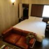 555motel湘南(藤沢市/ラブホテル)の写真『110号室、部屋手前右から。(24,2)』by キジ