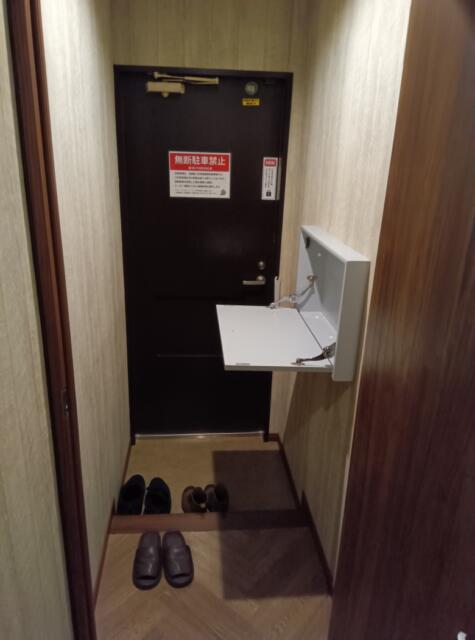 555motel湘南(藤沢市/ラブホテル)の写真『110号室、玄関内側からです。(24,2)』by キジ