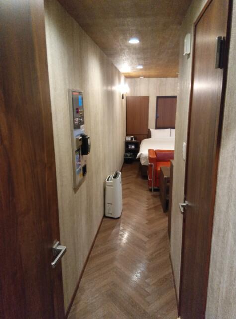 555motel湘南(藤沢市/ラブホテル)の写真『110号室、玄関からの室内です。(24,2)』by キジ