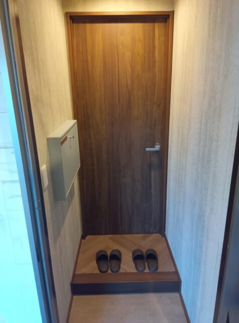 555motel湘南(藤沢市/ラブホテル)の写真『110号室、部屋の玄関です。(24,2)』by キジ