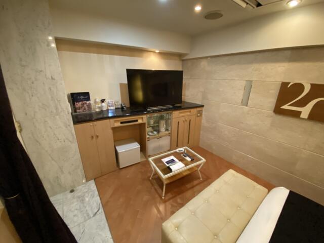 HOTEL STELLATE(ステラート)(新宿区/ラブホテル)の写真『206号室、テレビとテーブル』by トマトなす