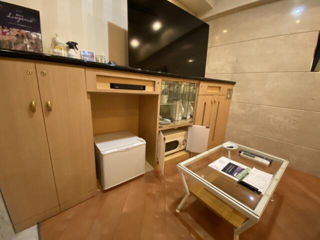 HOTEL STELLATE(ステラート)(新宿区/ラブホテル)の写真『206号室、持ち込み用冷蔵庫と電子レンジとか』by トマトなす