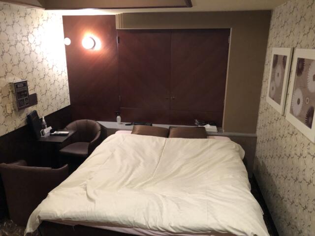 ホテル エル・エ・ルイ・ウーベン 神戸(神戸市中央区/ラブホテル)の写真『３０１号室　ベッド』by くんにお