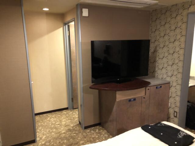 ホテル エル・エ・ルイ・ウーベン 神戸(神戸市中央区/ラブホテル)の写真『３０１号室　テレビは「スマートテレビ」です』by くんにお