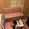 ホテル セリーヌ(大阪市/ラブホテル)の写真『303号室　テーブルとソファ』by 神戸のりんごちゃん