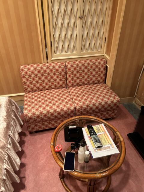 ホテル セリーヌ(大阪市/ラブホテル)の写真『303号室　テーブルとソファ』by 神戸のりんごちゃん