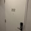 ホテル大山(新宿区/ラブホテル)の写真『202号室　玄関ドア』by たんげ8008