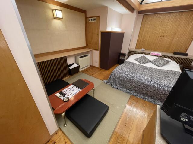 CANTI（キャンティ）(横浜市南区/ラブホテル)の写真『502号室テーブルとベッド』by tatsunofull
