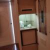 ラモード新宿(新宿区/ラブホテル)の写真『705号室収納庫　電子レンジは無く冷蔵庫には持ち込み用スペース無　グラスは直置きだった』by あいりん
