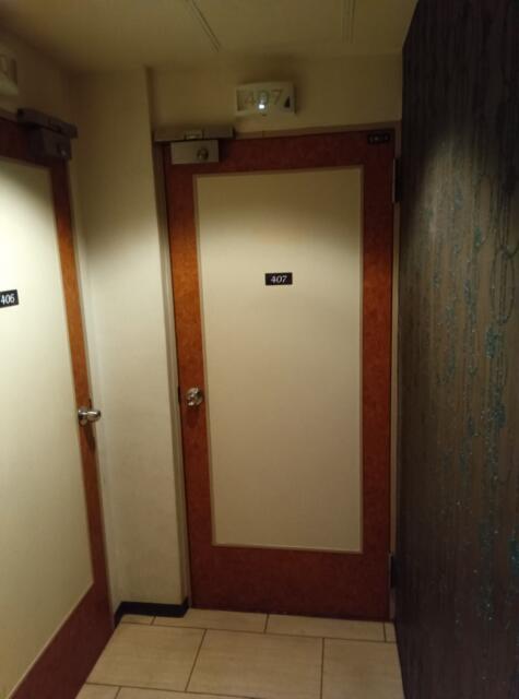 ホテルDEN（デン）(足立区/ラブホテル)の写真『407号室、部屋の入口です。(24,2)』by キジ