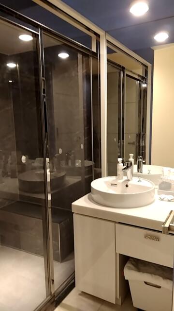 FABULOUS(ファビュラス)(立川市/ラブホテル)の写真『403号室（洗面台、左にシャワーブース、右にトイレ）』by ＪＷ