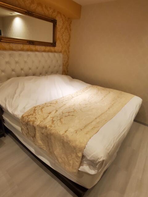 HOTEL GRANDE(川口市/ラブホテル)の写真『203号室　ベッド付近』by suisui