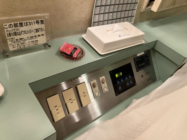 プラージュ(横浜市神奈川区/ラブホテル)の写真『311号室 ベッドサイド、操作してたらお風呂の電気が消えた笑』by 92魔