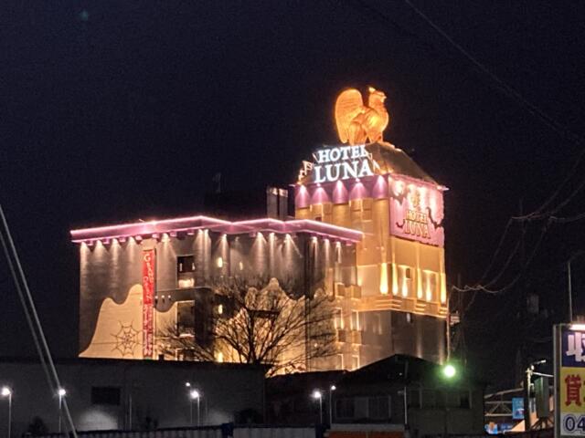 HOTEL LUNA 川越(川越市/ラブホテル)の写真『夜の外観』by まさおJリーグカレーよ
