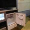 ホテルいいじま(新宿区/ラブホテル)の写真『205号室、TVモニターと冷蔵庫』by ビデ三郎