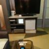 ホテルいいじま(新宿区/ラブホテル)の写真『205号室、TVモニターとアメニティBOX』by ビデ三郎