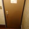 ホテルいいじま(新宿区/ラブホテル)の写真『205号室、入口』by ビデ三郎