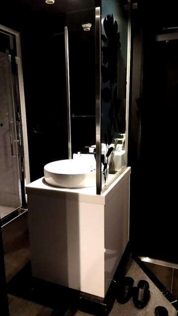 FABULOUS(ファビュラス)(立川市/ラブホテル)の写真『705号室（玄関入り右手に洗面・トイレ・シャワー）』by ＪＷ
