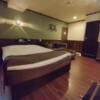 池袋グランドホテル(豊島区/ラブホテル)の写真『305号室スーペリアキングのダブルベッド』by ooxx