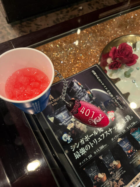 HOTEL SARA sweet（サラスイート）(墨田区/ラブホテル)の写真『401号室　鍵とフロントからもらってきたアセロラジュース』by INA69