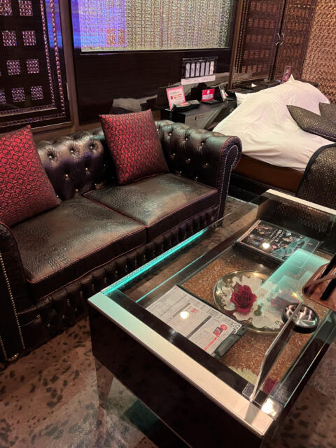 HOTEL SARA sweet（サラスイート）(墨田区/ラブホテル)の写真『401号室　ガラステーブルとソファ』by INA69